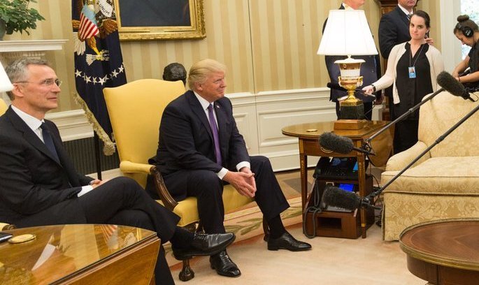 Дональд Трамп та Єнс Столтенберг, генеральний секретар НАТО. Трамп: Німеччина заборгувала НАТО сотні мільярдів доларів