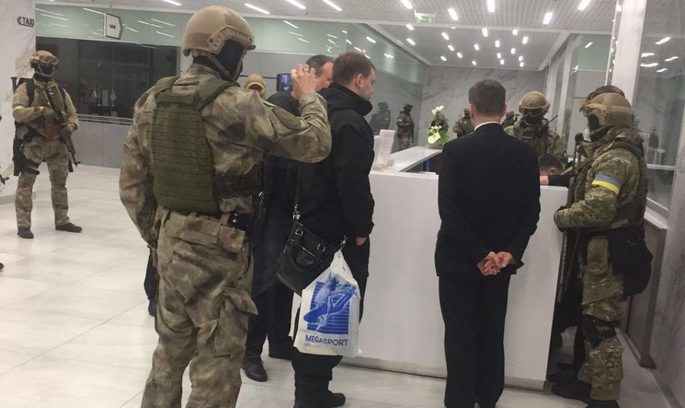 Найбільшого тютюнового дистриб'ютора обшукує тисяча правоохоронців Найбільшого тютюнового дистриб'ютора обшукує тисяча правоохоронців