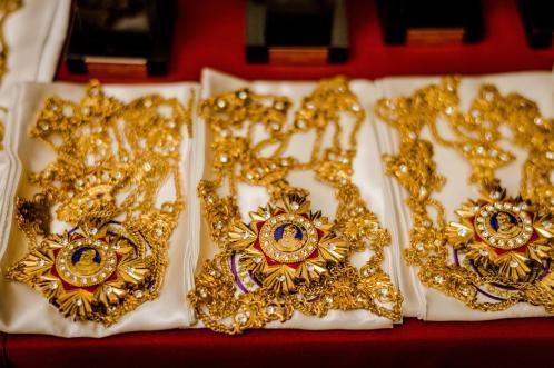 Українці під керівництвом викладача Оксфорду заробили мільйони на фальшивих нагородах Українці під керівництвом викладача Оксфорду заробили мільйони на фальшивих нагородах