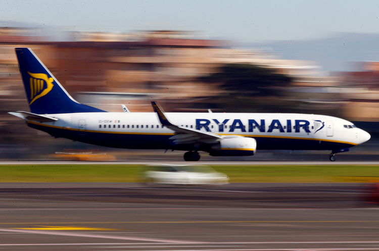 Гройсман: Ryanair літатиме з «Борисполя» або «Жулян» півроку, доки будуватимуть «Гостомель» Гройсман: Ryanair літатиме з «Борисполя» або «Жулян» півроку, доки будуватимуть «Гостомель»
