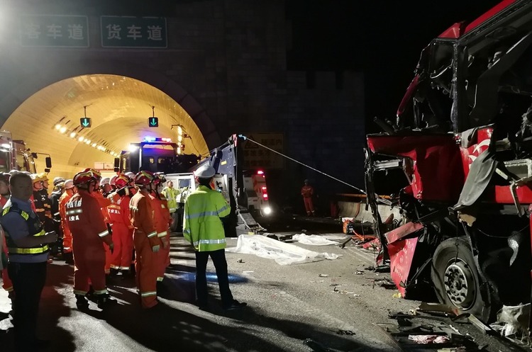 Автобус врізався у стіну в Китаї: 36 загиблих Автобус врізався у стіну в Китаї: 36 загиблих