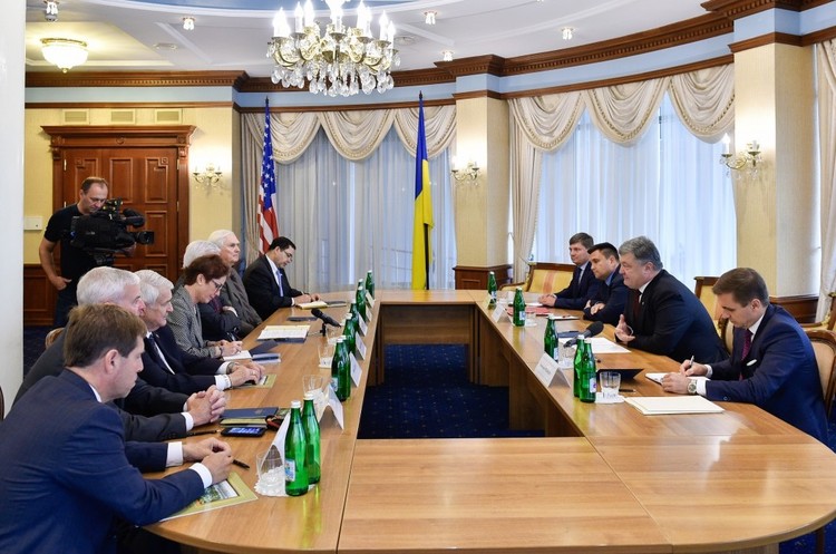 Порошенко закликав Конгрес США збільшити кошти на озброєння оборонного характеру для України